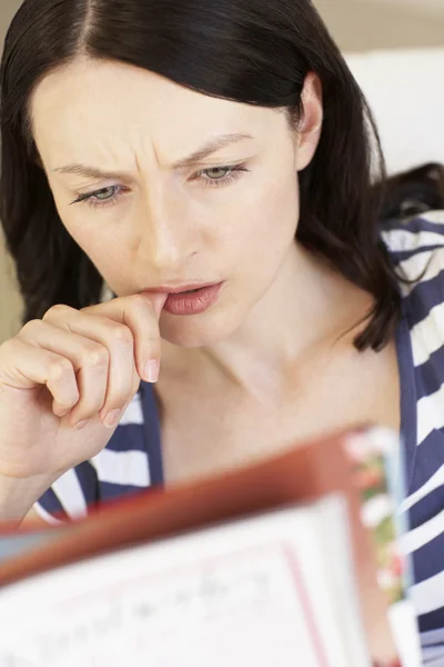 Mujer leyendo —  Fotos de Stock