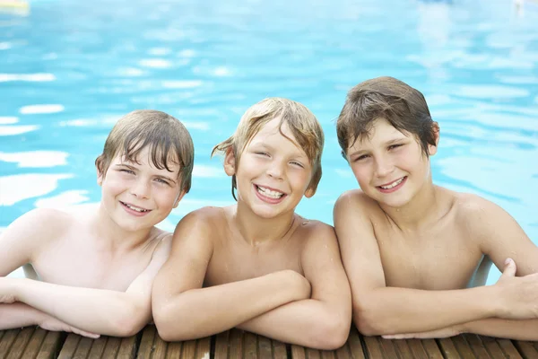 Jungen im Schwimmbad — Stockfoto