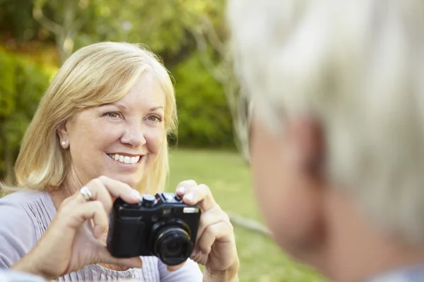 Seniorenpaar macht Foto — Stockfoto