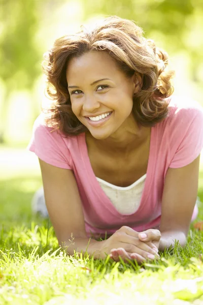 Jeune femme en plein air — Photo