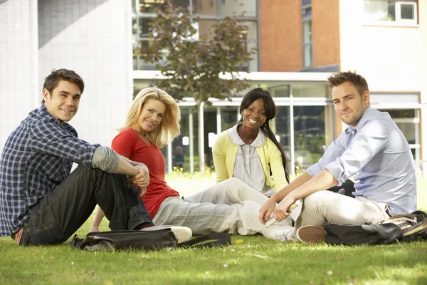 Grupo misto de estudantes — Fotografia de Stock