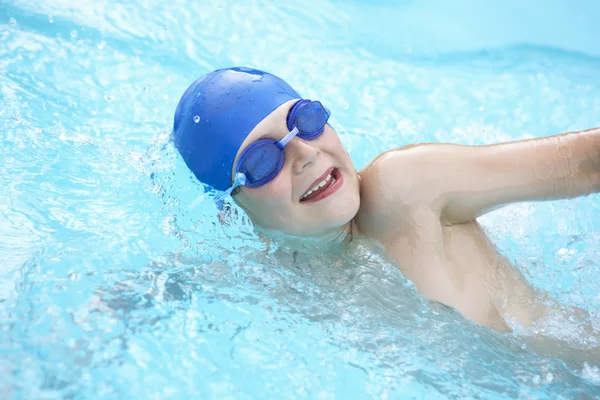 Úszás medence fiú — Stock Fotó