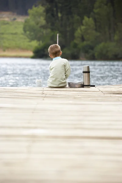 Giovane ragazzo pesca — Foto Stock