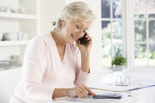 Vrouw met huishoudelijke rekeningen — Stockfoto