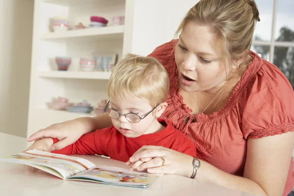 Mãe e Downs Síndrome filho — Fotografia de Stock