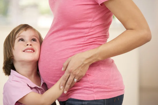 Mujer embarazada con hija — Foto de Stock