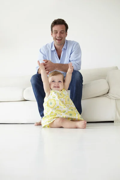 Doting pai com bebê filha — Fotografia de Stock