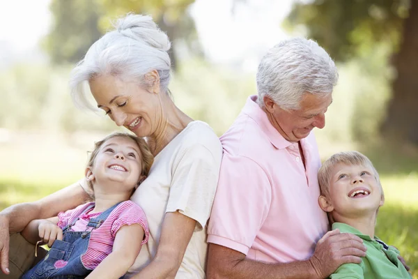 Abuelos con nietos — Foto de Stock