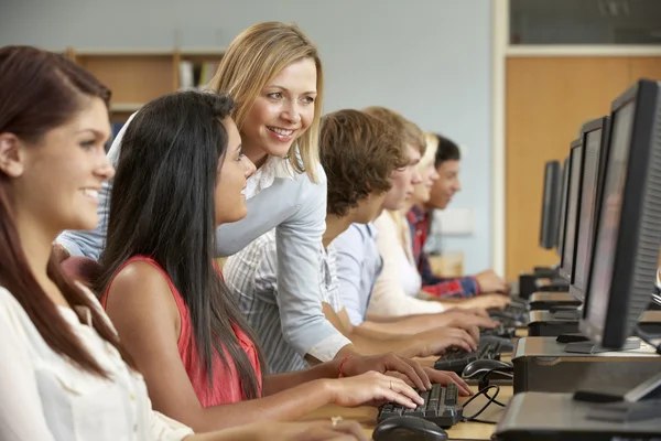 Studenten arbeiten an Computern — Stockfoto