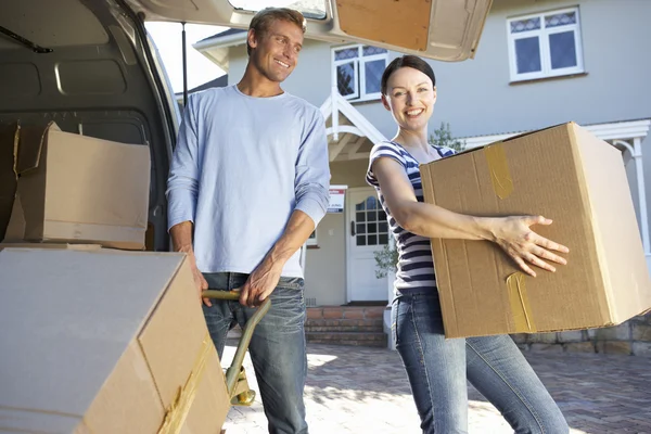 Pareja mudanza casa — Foto de Stock