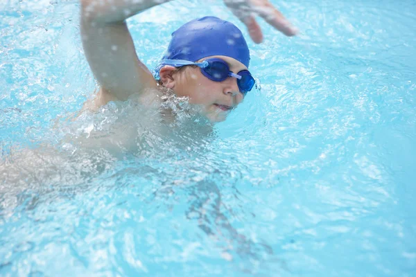 Garçon nager dans la piscine — Photo