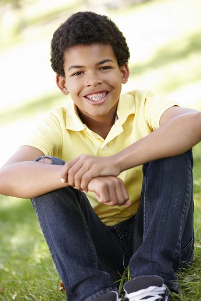 Jongen in park — Stockfoto