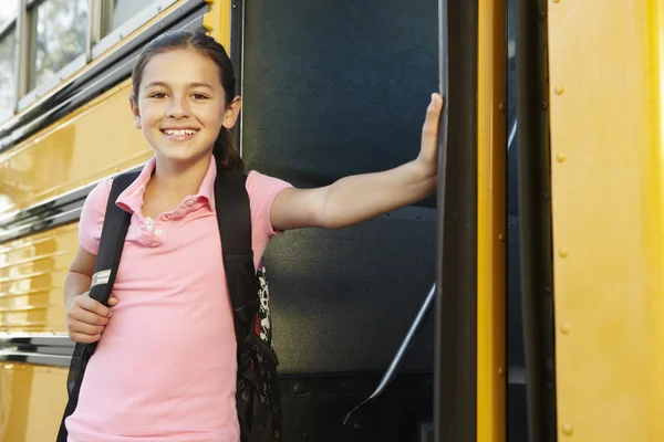 Chica subiendo al autobús escolar —  Fotos de Stock