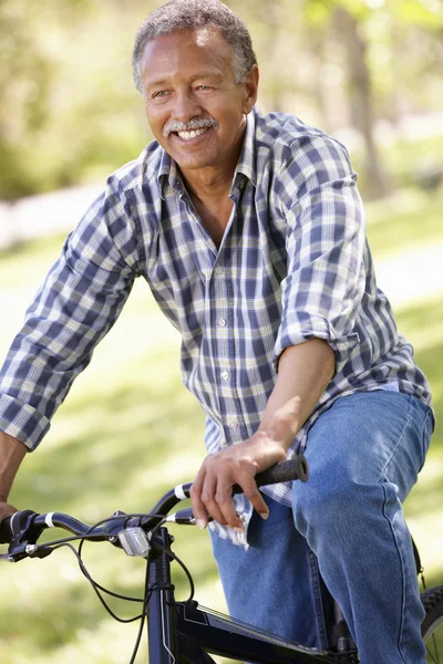 Senior man fietsen — Stockfoto