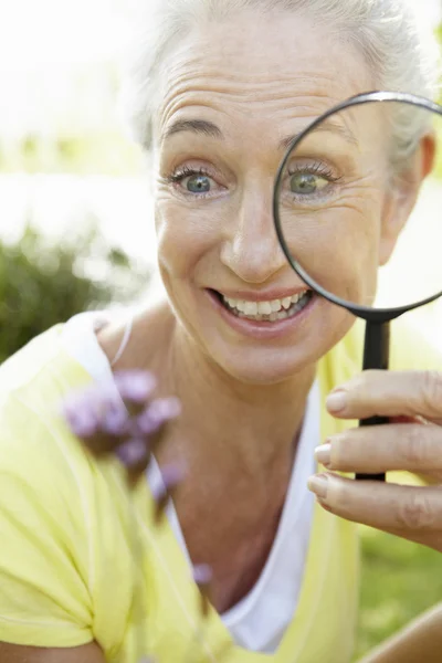 Vrouw met vergrootglas — Stockfoto