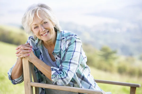 Senior mulher ao ar livre — Fotografia de Stock