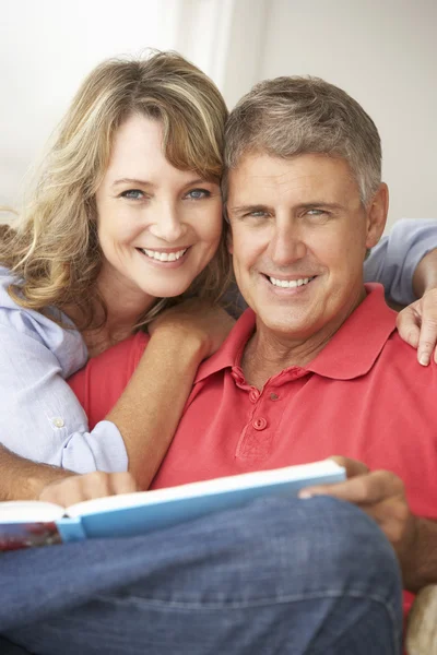 Mediados de edad pareja lectura libro — Foto de Stock