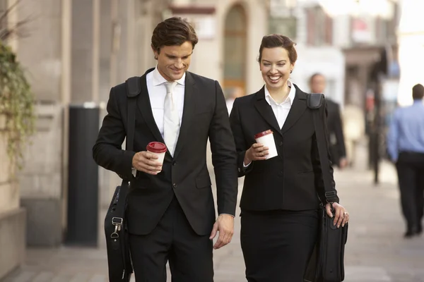 Uomo d'affari e donna d'affari vanno al lavoro — Foto Stock