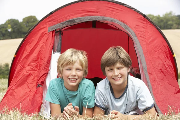 Meninos em viagem de acampamento — Fotografia de Stock