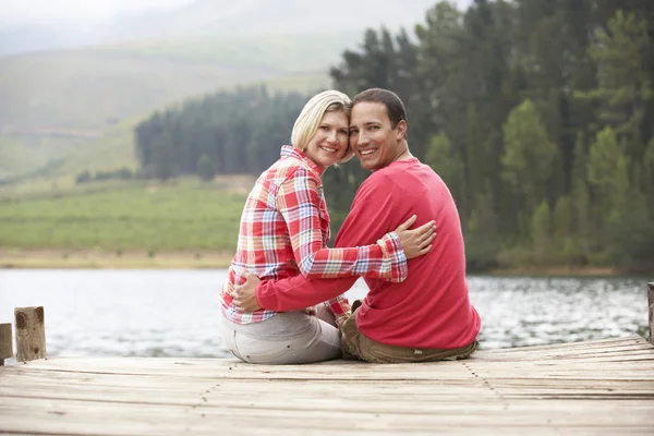 Pareja romántica en un embarcadero — Foto de Stock