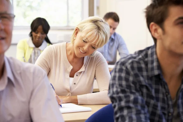 Studente anziano in classe — Foto Stock