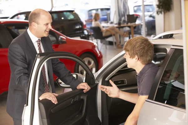 Jonge man kopen van een auto — Stockfoto