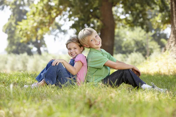 Giovane fratello e sorella — Foto Stock