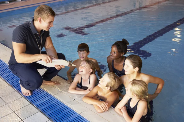 Girls having swimming lesson — Stock Photo, Image