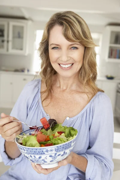 Donna che mangia insalata — Foto Stock