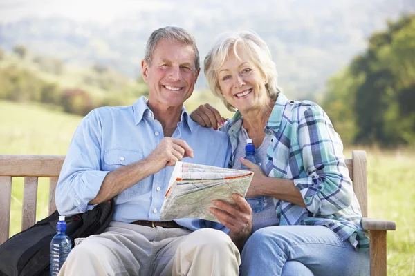 Couple on country walk — Stock Photo, Image