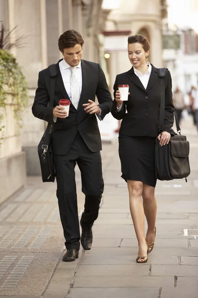 Geschäftsfrau und Geschäftsfrau gehen zur Arbeit — Stockfoto