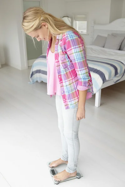 Girl weighing herself — Stock Photo, Image