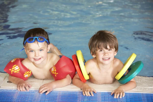 Jovens rapazes na piscina — Fotografia de Stock