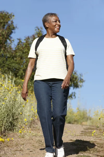 Donna in escursione in campagna — Foto Stock