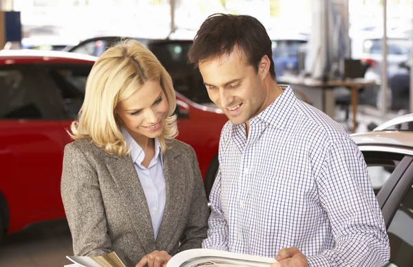 Uomo che compra un'auto — Foto Stock