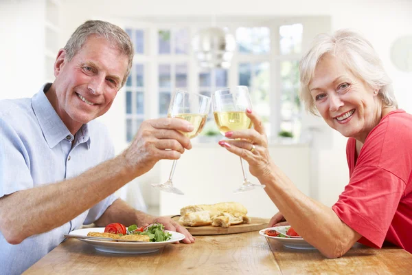 Pareja jubilada disfrutando la comida — Foto de Stock