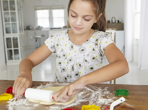 Junges Mädchen backt — Stockfoto