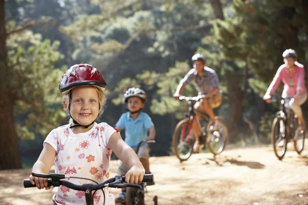 Família jovem em passeio de bicicleta — Fotografia de Stock