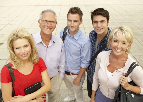 Blandad grupp av studenter — Stockfoto