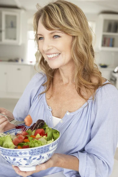 Mulher comendo salada — Fotografia de Stock