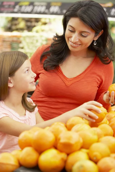 Mor och dotter shoppar — Stockfoto