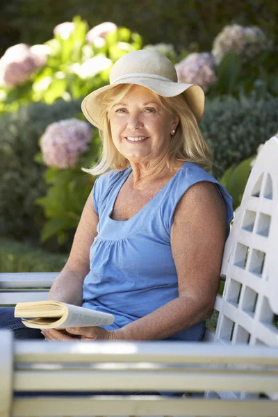 Senior woman reading — Stock Photo, Image