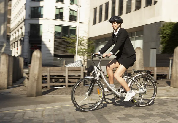 Businesswoman ciclismo — Foto de Stock