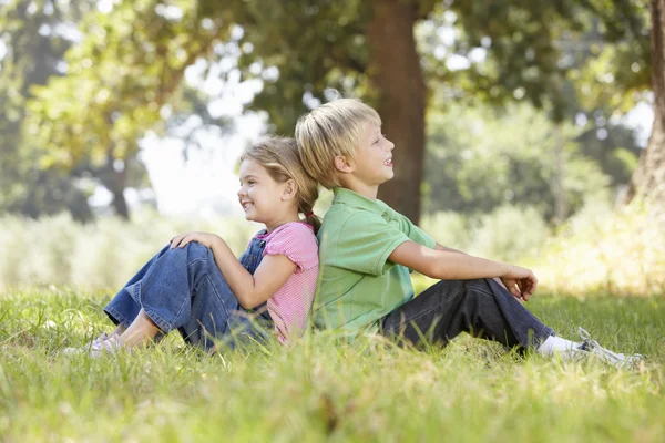 Kleiner Bruder und Schwester — Stockfoto