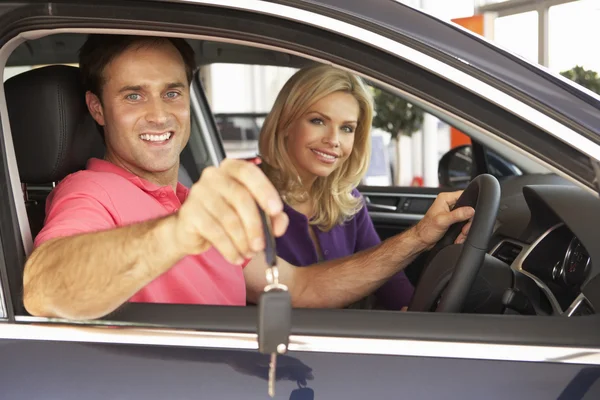 Paar kopen van een auto — Stockfoto