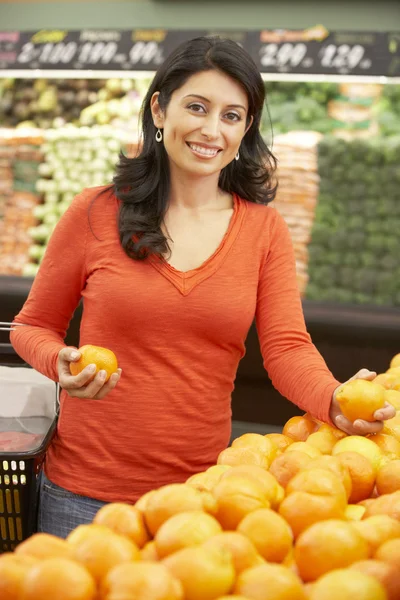 Woman shopping — Stock Photo, Image