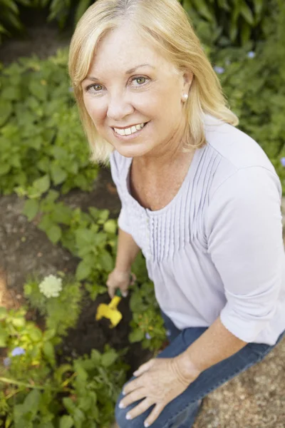 Woman gardening — Stock Photo, Image