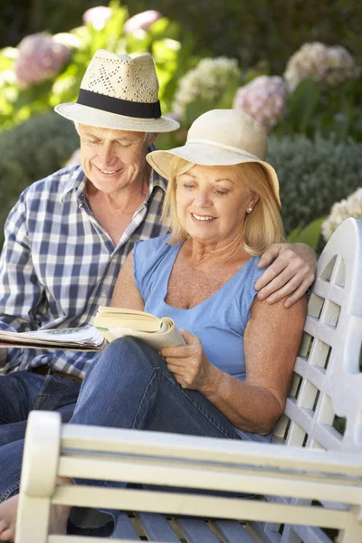 Senior couple reading — Stock Photo, Image