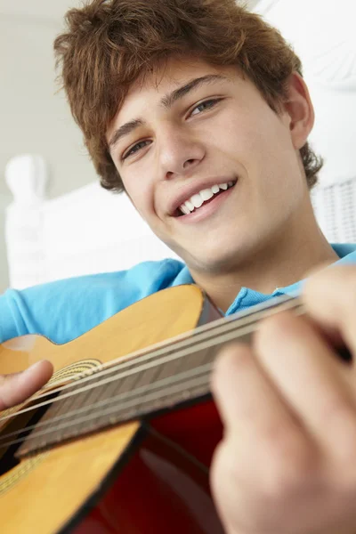 Boy Bermain Gitar Akustik — Stok Foto