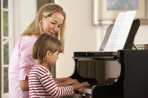 Menina tocando piano na lição — Fotografia de Stock